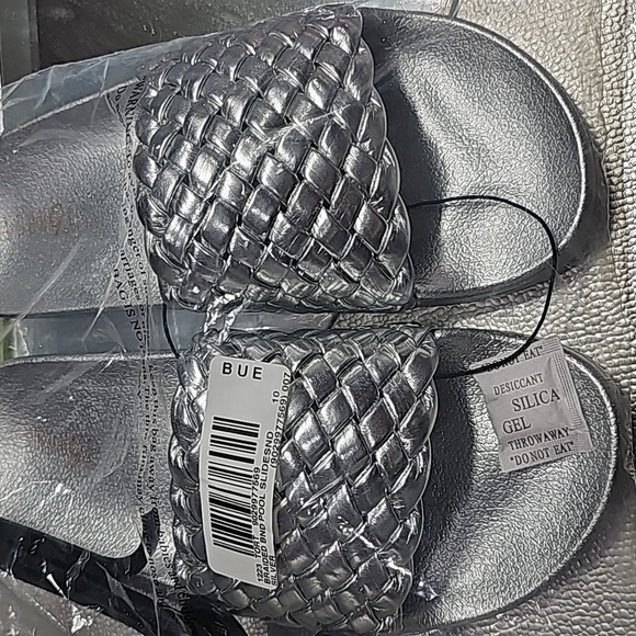 Chrome silver slide Sandals size 10 * NEVER WORN* - Picture 2 of 2
